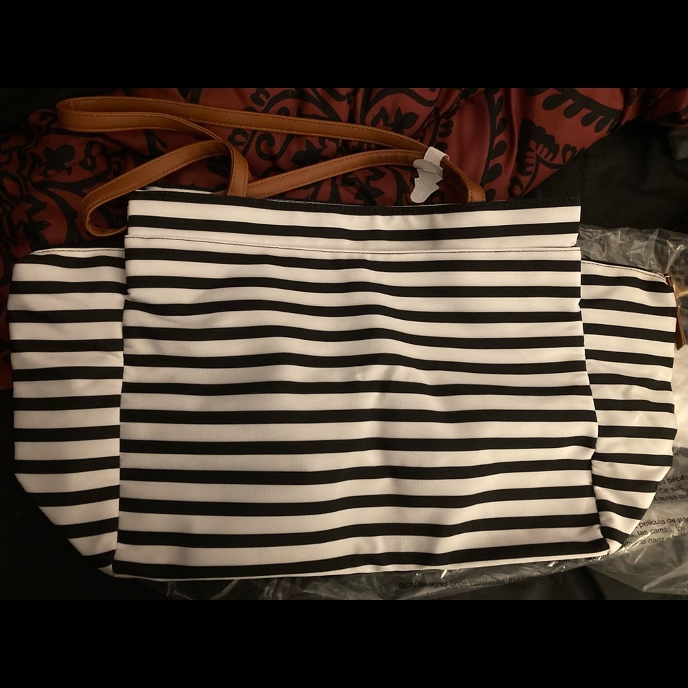 Brand new striped shoulder bag. It can used for many reasons.